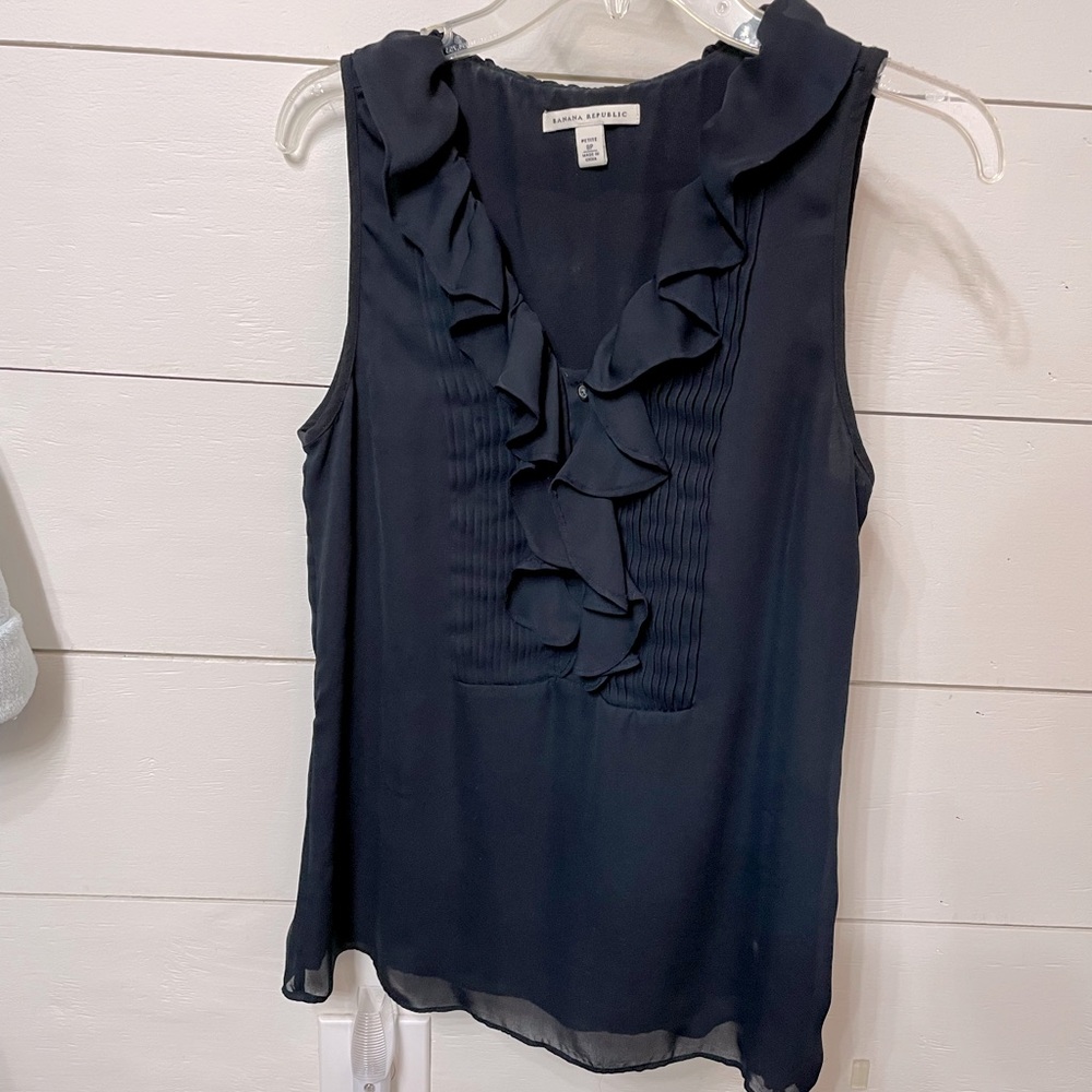 Navy sleeveless ruffle top Banana republic 8P